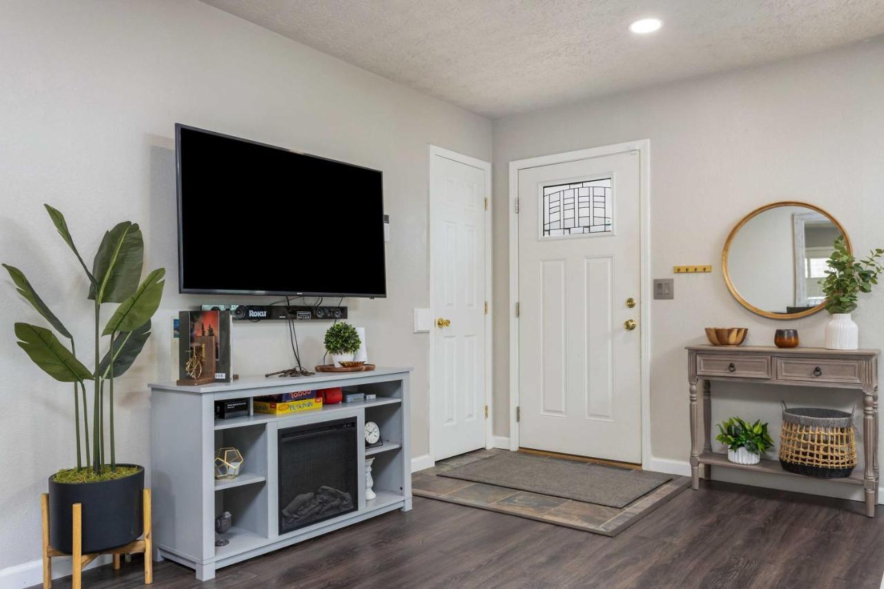 Updated Townhome Near Airport And Shopping! Anchorage Bagian luar foto