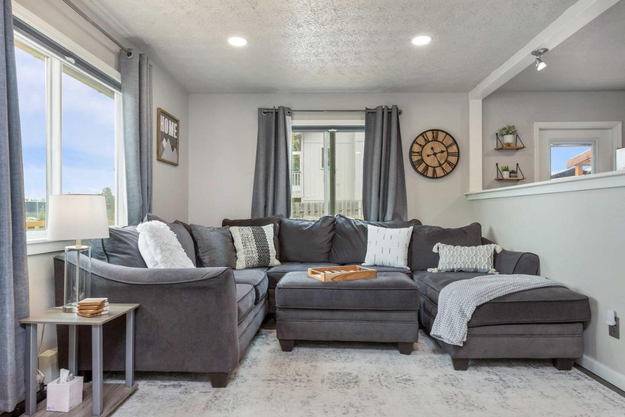 Updated Townhome Near Airport And Shopping! Anchorage Bagian luar foto